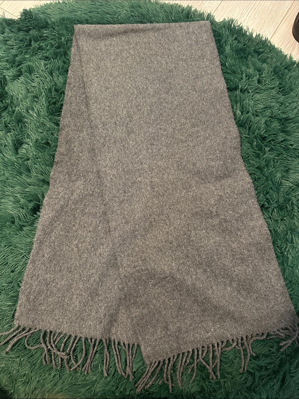 Neiman Marcus Classic Grey 100% Cashmere Fringe Scarf Women’s